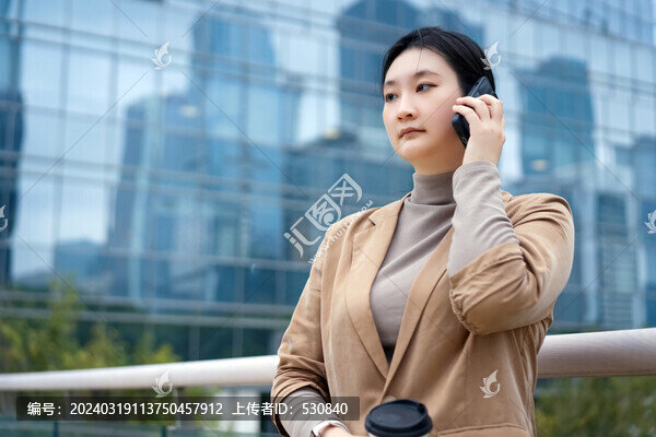 城市橋上職業(yè)女性使用智能手機(jī)