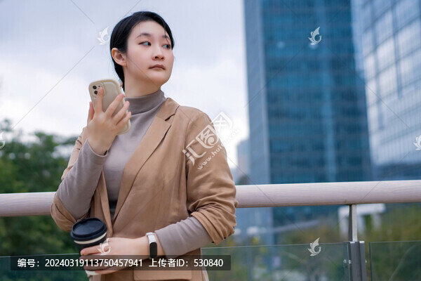 職業(yè)女性在戶外茶歇凝視