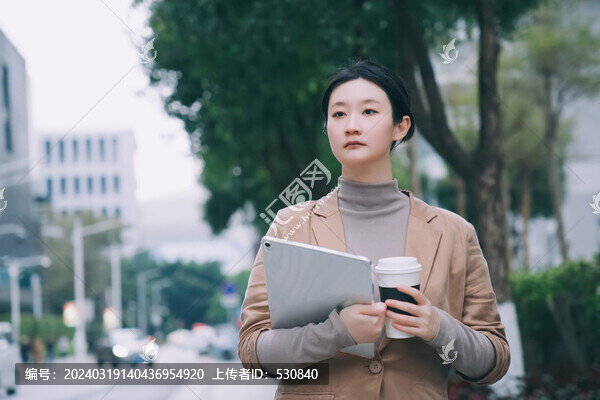 自信的專業(yè)戶外持平板電腦