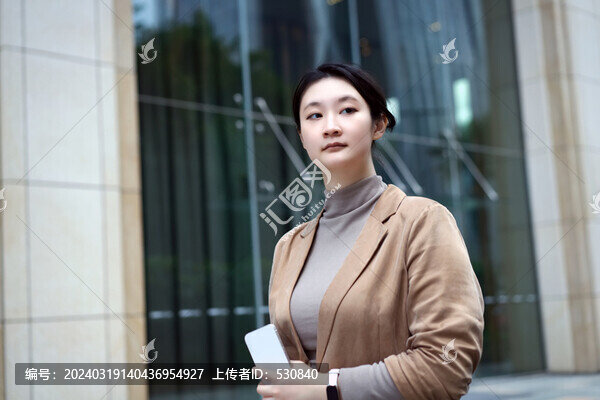 自信的年輕專業(yè)人士在公司大樓外