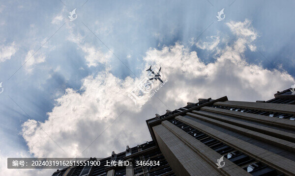 午間陽光下市區(qū)上空的飛機(jī)