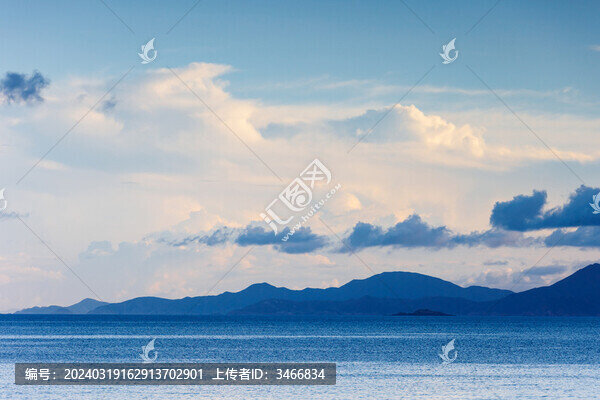 夏天傍晚深圳海邊的山水云