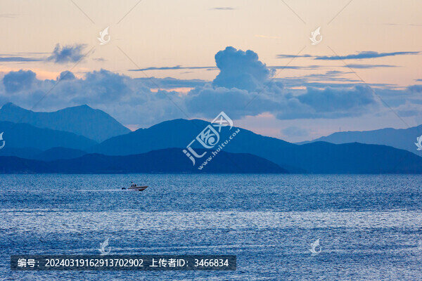 夏天傍晚深圳海邊的山水云