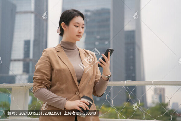 戶外賦權(quán)女性邊走邊游覽郵件