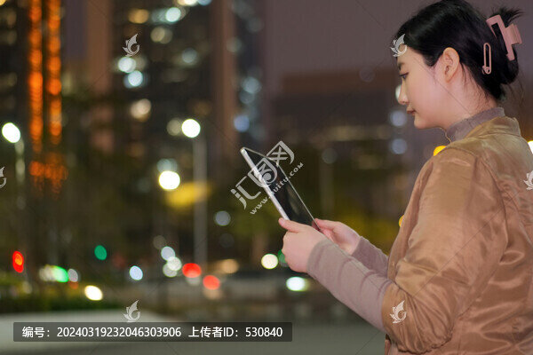 職業(yè)女性用筆記本電腦游覽郵件
