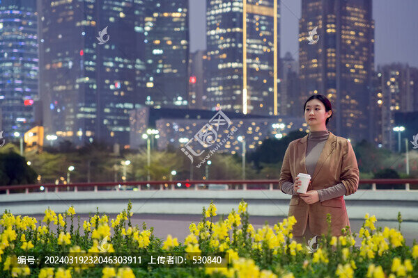 在夜晚城市花園里漫步的職業(yè)女性
