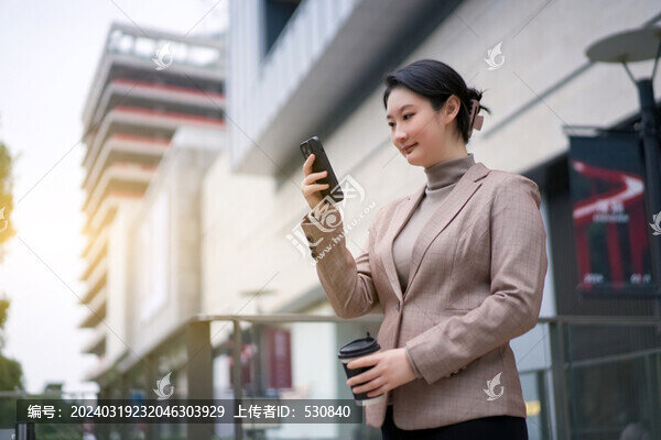 戶外專業(yè)人士茶歇時查看手機