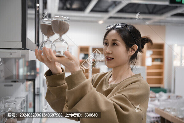家居商場女性選購商品特寫
