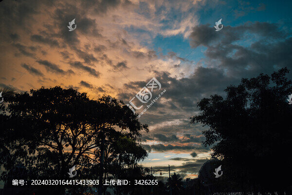 夕陽(yáng)西下的天空云彩
