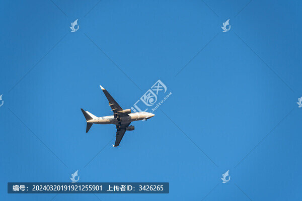 飛機(jī)在空中飛行的低角度視圖