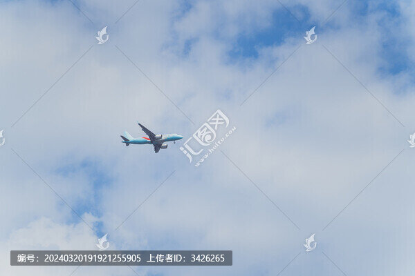 飛機在空中飛行的低角度視圖