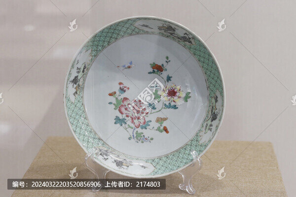 粉彩開光山水花卉紋盤