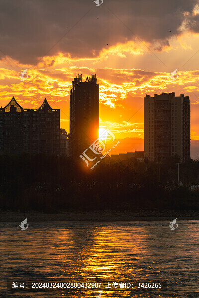夕陽下的城市輪廓