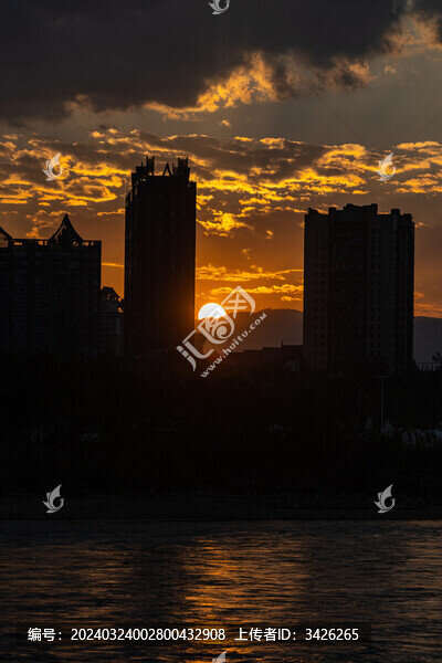 夕陽下的城市輪廓