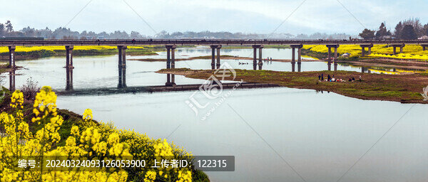 開(kāi)滿(mǎn)鮮花的河流