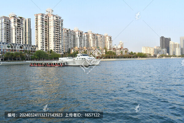 海邊的居民樓和別墅和游艇