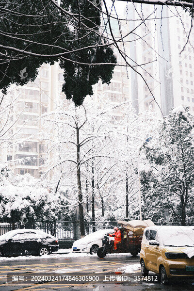 雪中的環(huán)衛(wèi)工人