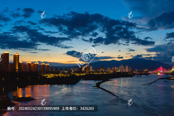 瀾滄江旁的城市與日落