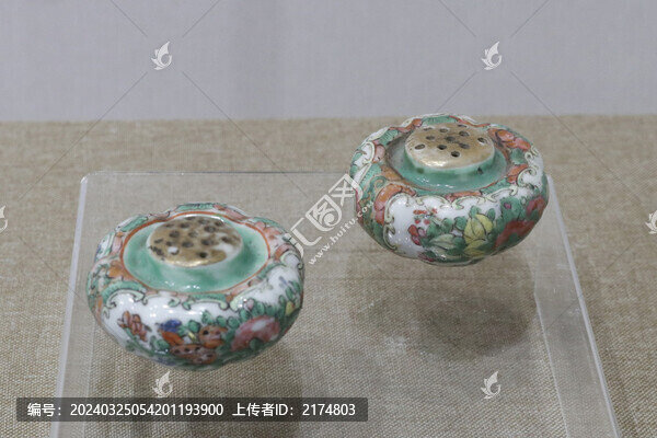 廣彩花卉紋胡椒粉罐