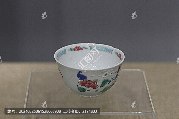 粉彩花卉紋杯