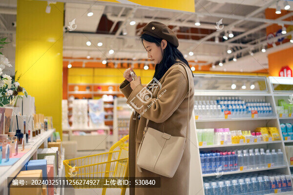 年輕女性在超市嘗試體驗(yàn)商品