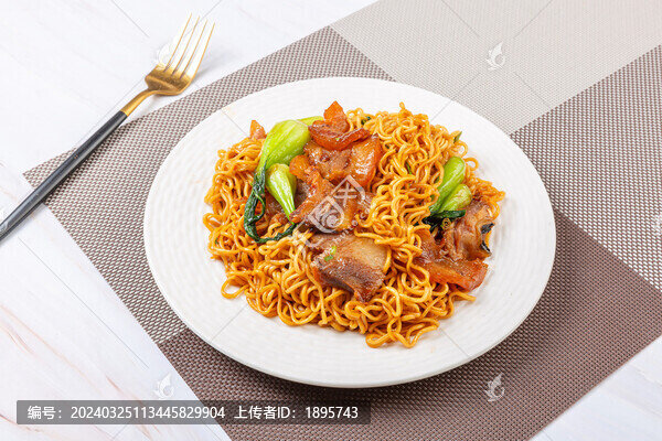 豬頭肉炒方便面