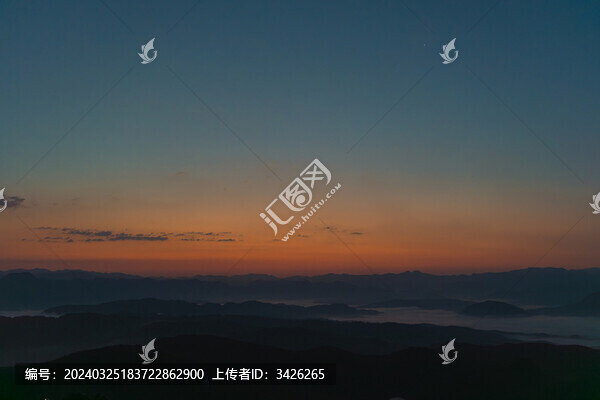 日出前山之間的云海