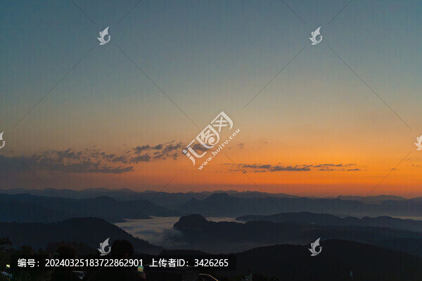 日出前山之間的云海