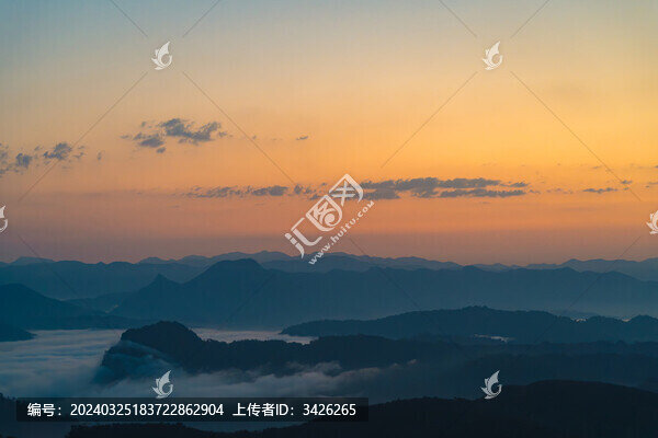 日出前山之間的云海
