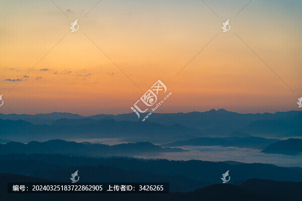 日出前山之間的云海