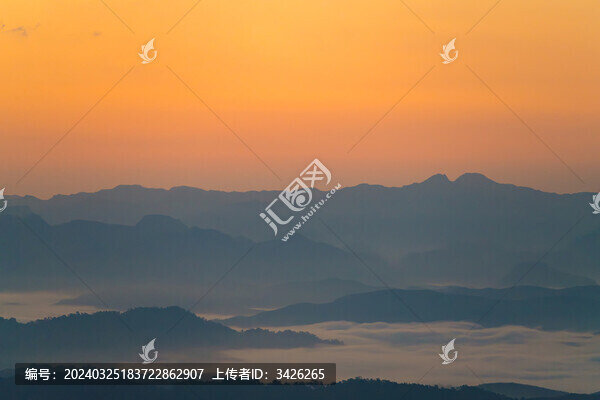日出前山之間的云海