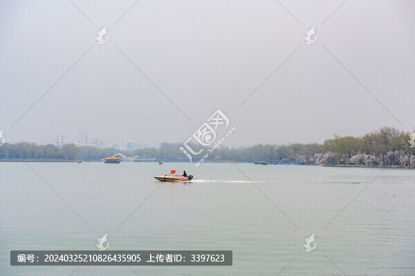 春天碧波上湖面上的游船