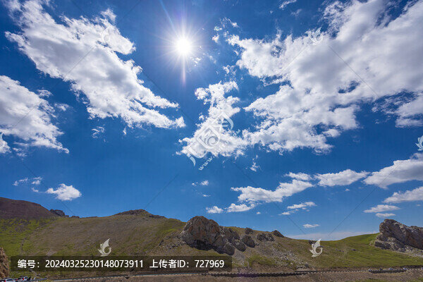 新疆遠山藍天白云