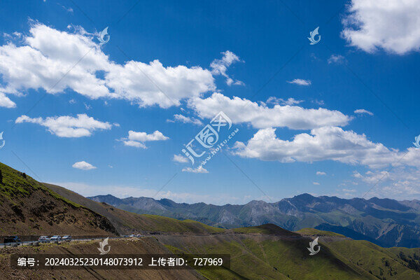 新疆遠(yuǎn)山藍(lán)天白云