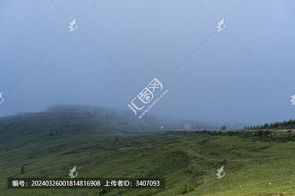 高山草原晨霧景觀