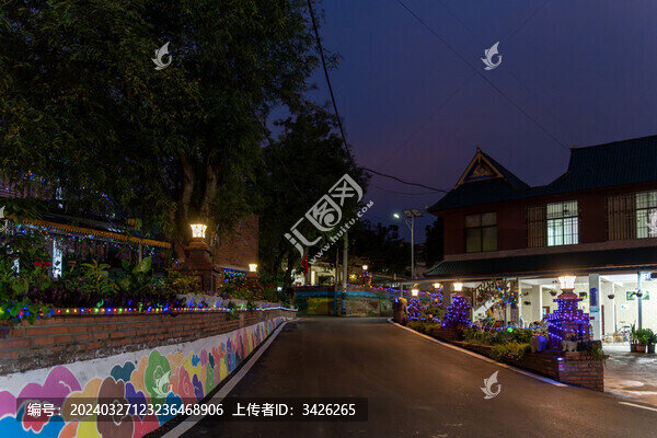 傣族寨子里晚上的街景