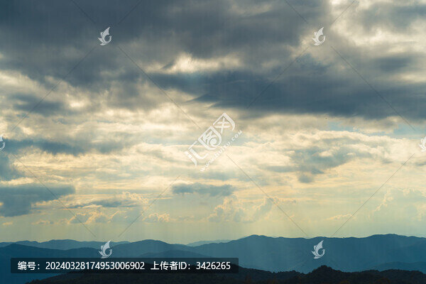 山頂陽光穿透云層的丁達爾現(xiàn)象