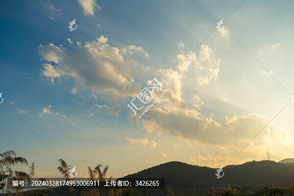山頂陽(yáng)光穿透云層的丁達(dá)爾現(xiàn)象