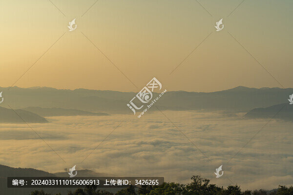 山之間的云海