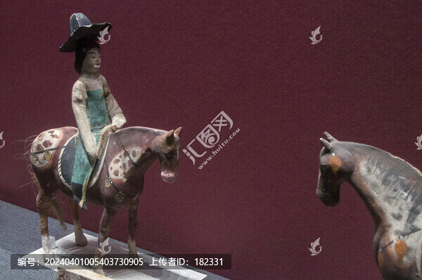 唐代帶帷帽騎馬仕女俑