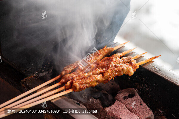 街头小吃新疆炭烤羊肉串