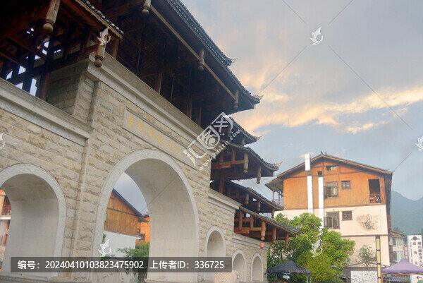 荔波夢(mèng)柳布衣風(fēng)情小鎮(zhèn)石牌坊