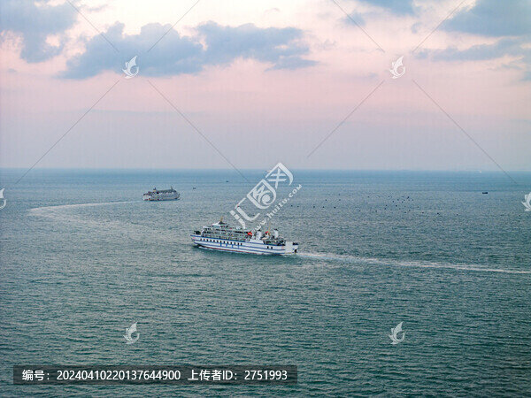 瓊州海峽航行的多艘渡輪
