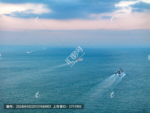 在瓊州海峽航行的多艘渡輪