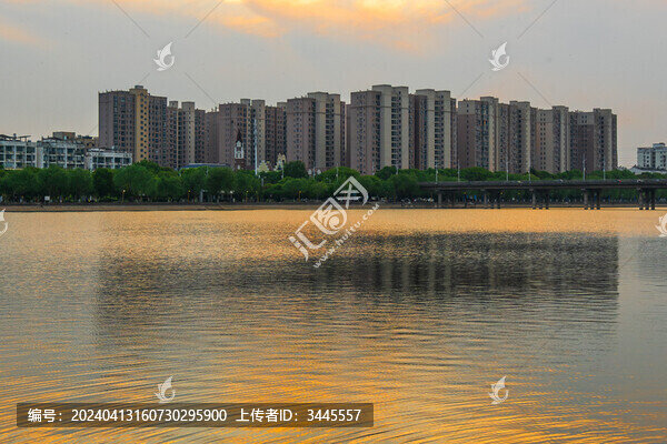 夕陽下的城市輪廓