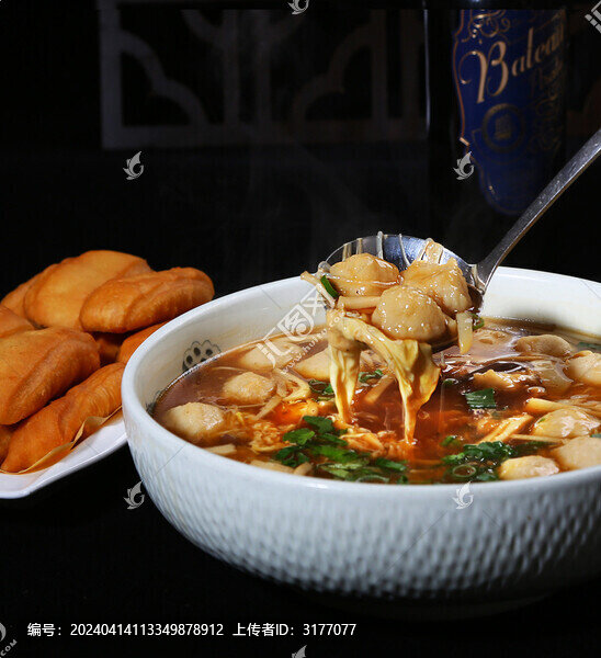 酸辣魚(yú)丸配國(guó)宴油條