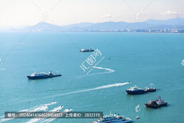 三亞晴天白日海面上的船只俯視
