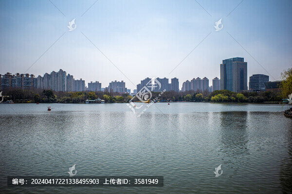 城市中心湖面對(duì)岸建筑風(fēng)景特寫(xiě)