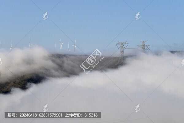 云霧中的高壓鐵塔