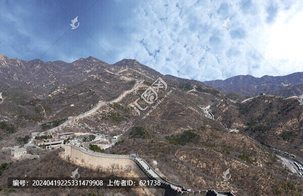 藍(lán)天白云下的八達(dá)嶺長(zhǎng)城